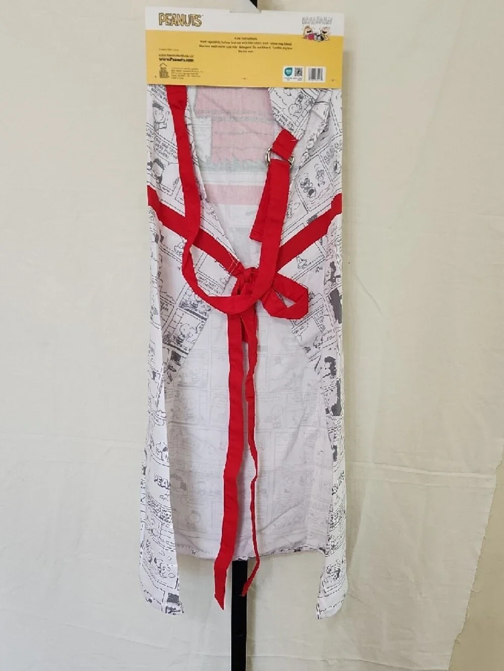 New Peanuts Comic Strip Apron with Snoooy Red house and Green Grass Accents